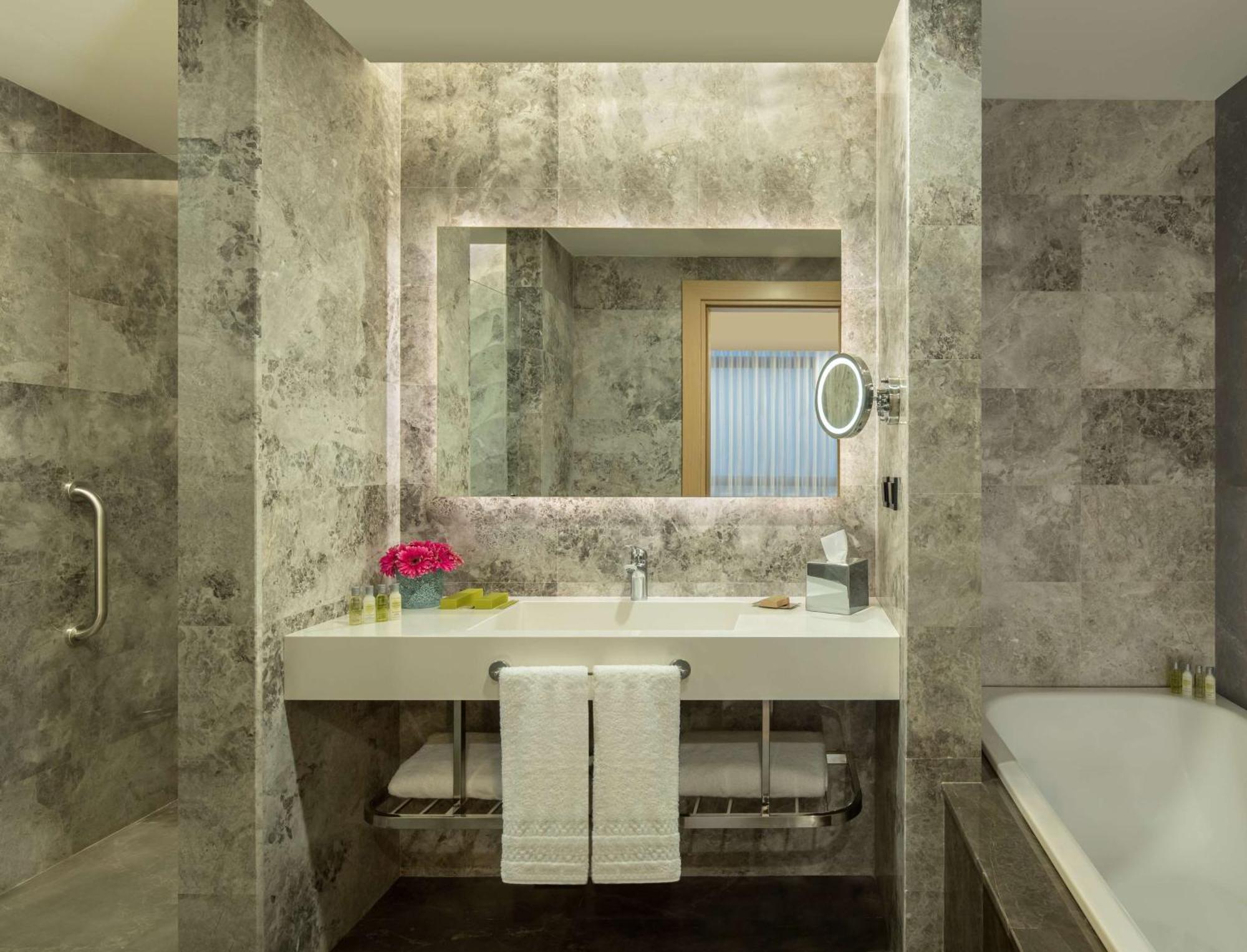 Hotel Doubletree By Hilton Manisa Extérieur photo